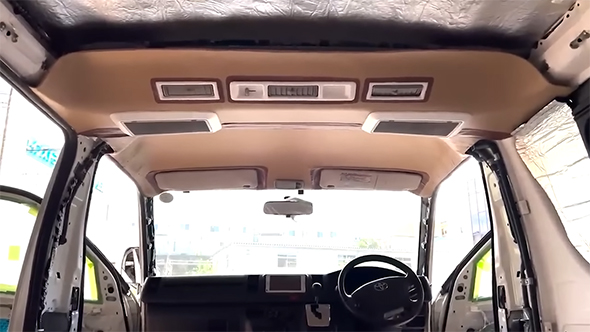 キレイになった天井を車にはめ込んだ