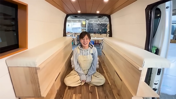 車荷台中央に座る女性