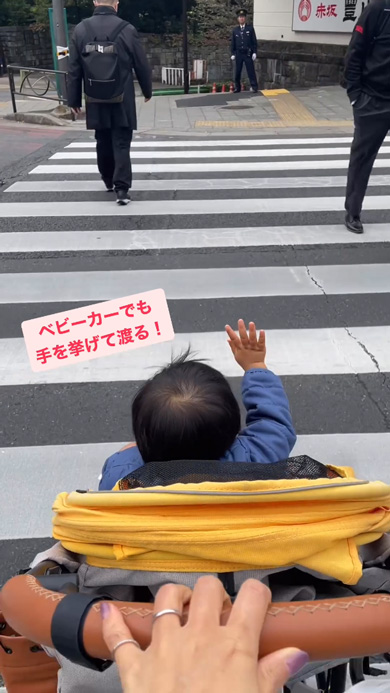 赤ちゃん ベビーカー 手を上げて渡る 警察官 お巡りさん 敬礼