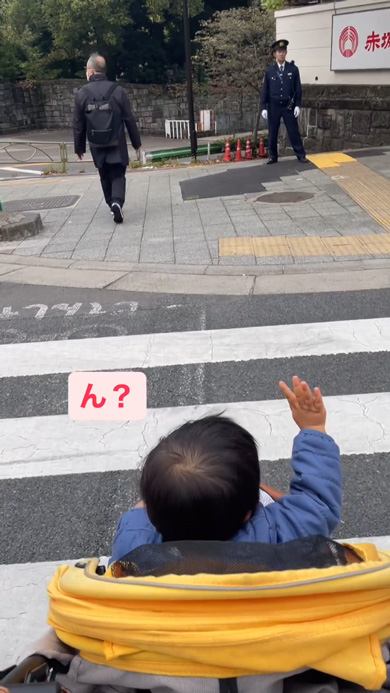 赤ちゃん ベビーカー 手を上げて渡る 警察官 お巡りさん 敬礼