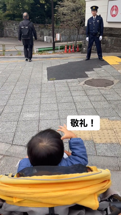 赤ちゃん ベビーカー 手を上げて渡る 警察官 お巡りさん 敬礼
