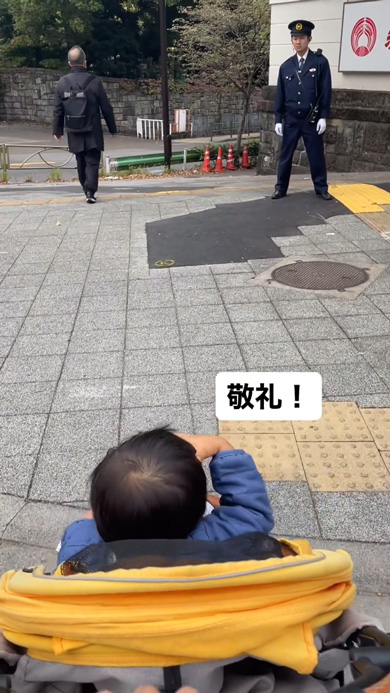 赤ちゃん ベビーカー 手を上げて渡る 警察官 お巡りさん 敬礼