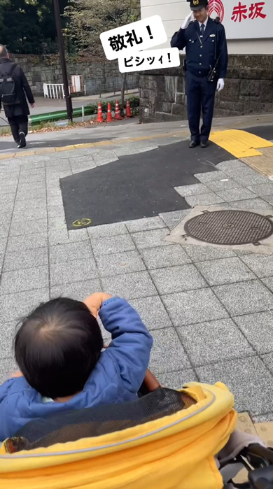 赤ちゃん ベビーカー 手を上げて渡る 警察官 お巡りさん 敬礼