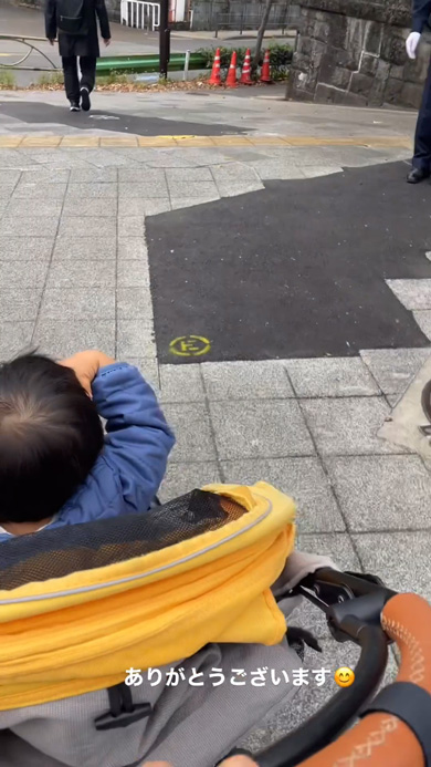 赤ちゃん ベビーカー 手を上げて渡る 警察官 お巡りさん 敬礼