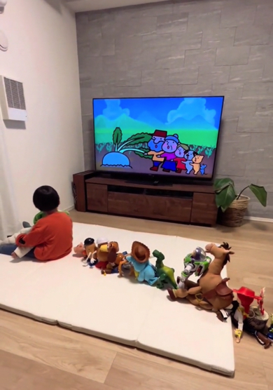 テレビに映る『おおきなかぶ』と同じ構成に