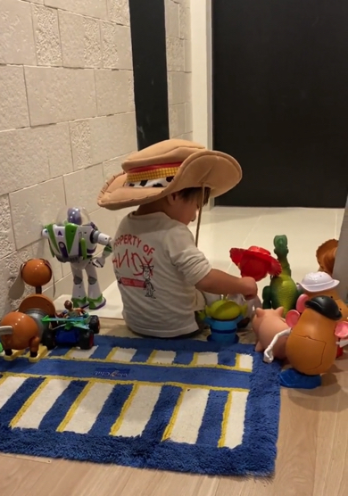 おもちゃと一緒にパパをお出迎え