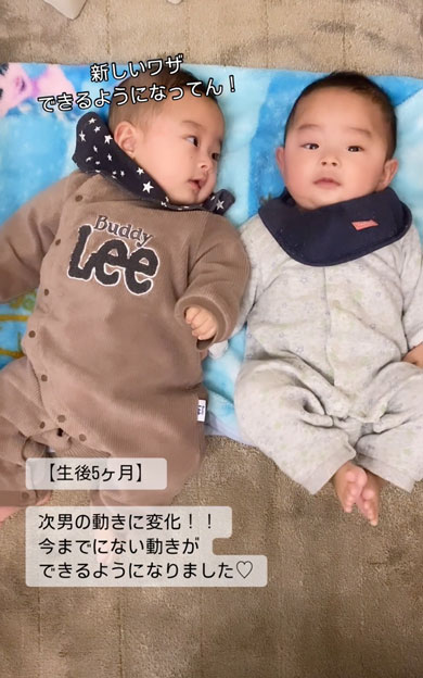 踊っているような動きをする双子