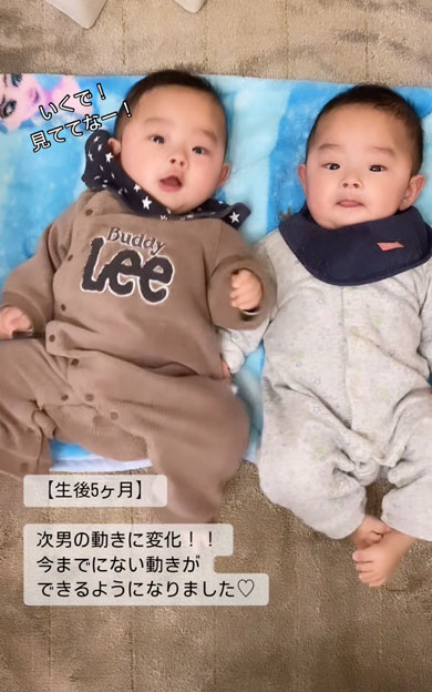 踊っているような動きをする双子