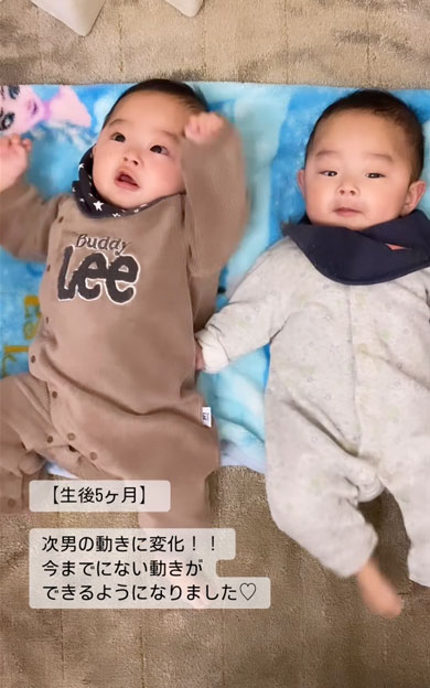 踊っているような動きをする双子
