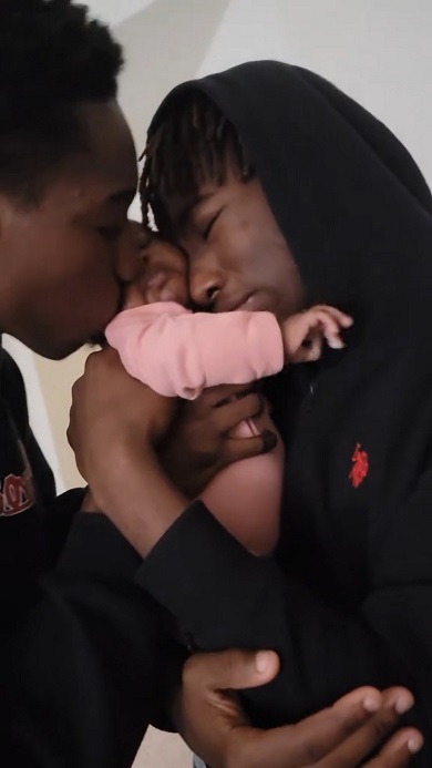 学校から帰ってきて眠ったばかりの妹をかわいがるお兄ちゃんたち