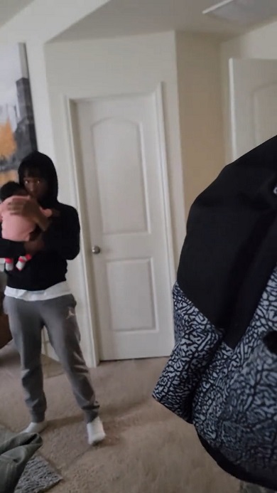 学校から帰ってきて眠ったばかりの妹をかわいがるお兄ちゃんたち