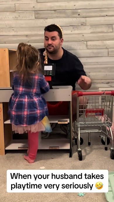 店員になりきってごっこ遊びに取り組むパパ