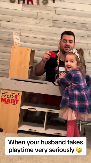 店員になりきってごっこ遊びに取り組むパパ