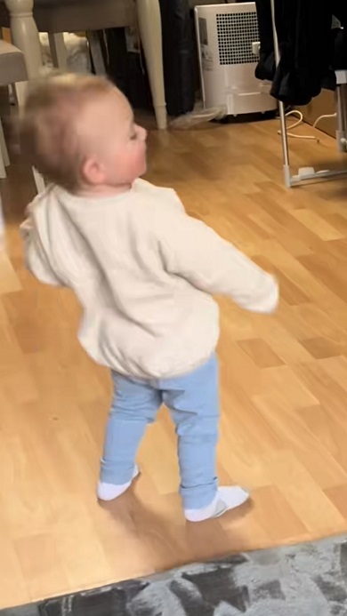 よちよち歩きの子にジャンプを指導