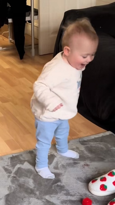 よちよち歩きの子にジャンプを指導