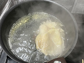 鶏肉を水道水でゆでているところ