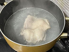 鶏肉をコントレックスでゆでているところ