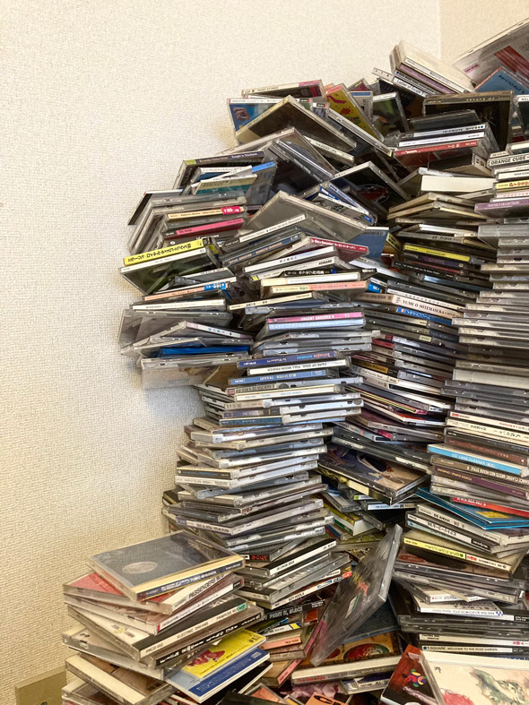 積んでいた CD 平積み 崩れた 奇跡 バランス 持ち堪える