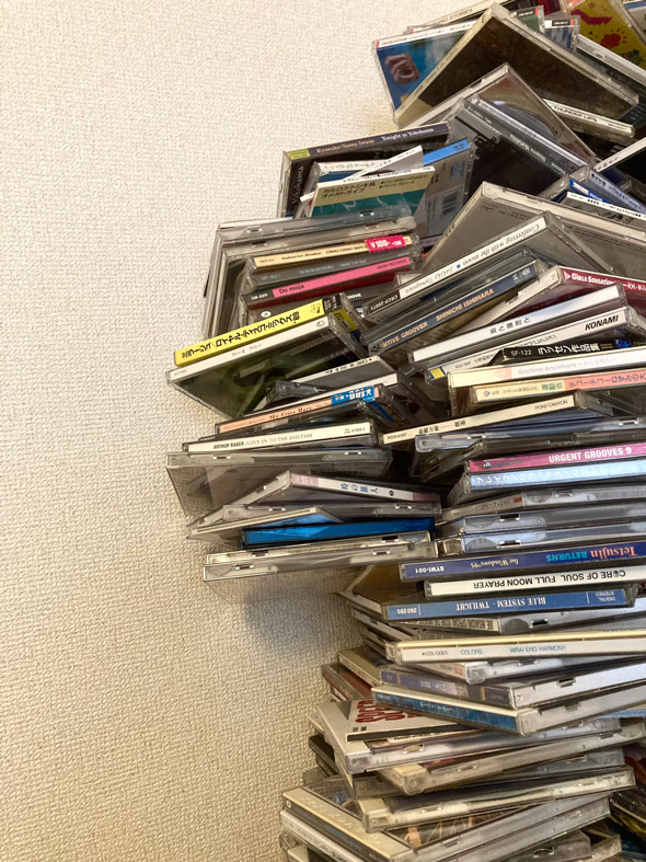 積んでいた CD 平積み 崩れた 奇跡 バランス 持ち堪える