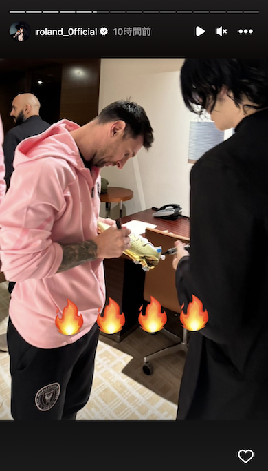 シューズにサインするリオネル・メッシ