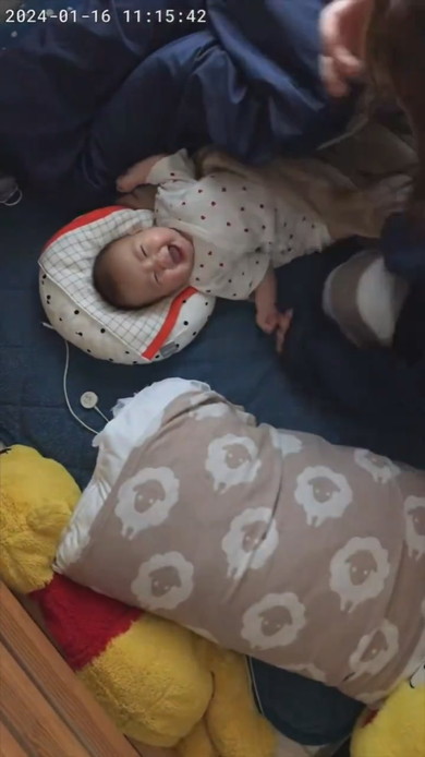 寝ている赤ちゃんの笑顔