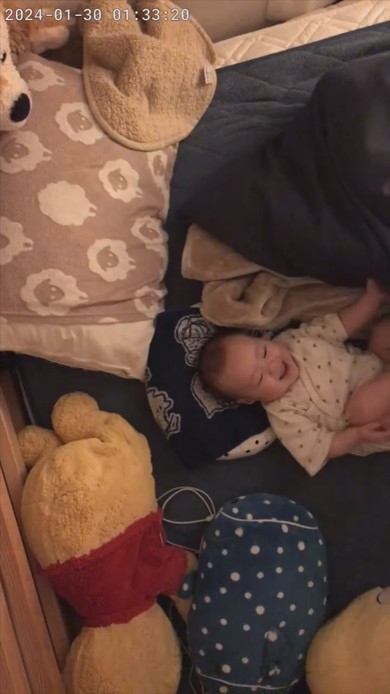 寝ている赤ちゃんの笑顔