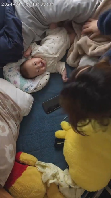 寝ている赤ちゃんの笑顔