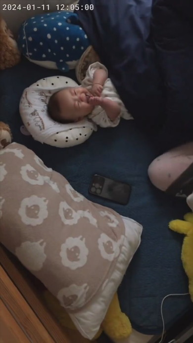 寝ている赤ちゃんの笑顔