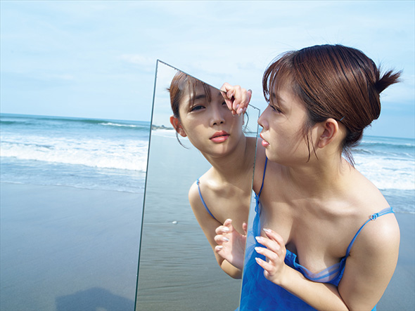 紗倉まなさんの最新写真集『紗倉まな写真集 QT』書中カット2