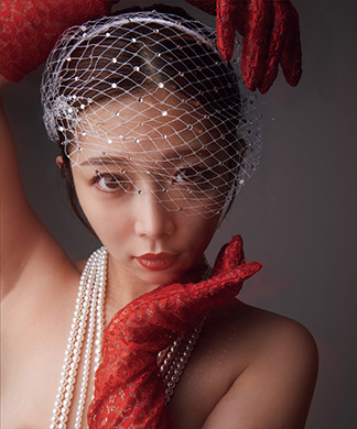 紗倉まなさんの最新写真集『紗倉まな写真集 QT』書中カット5