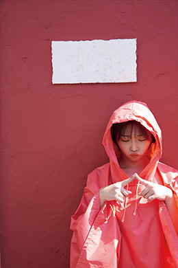 紗倉まなさんの最新写真集『紗倉まな写真集 QT』書中カット6