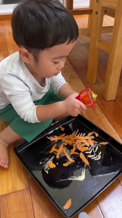 人参の皮をむく男の子