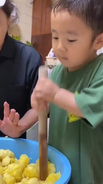 じゃがいもをつぶす男の子