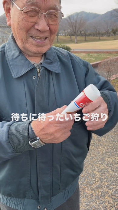 いちご狩りに来たおじいちゃん