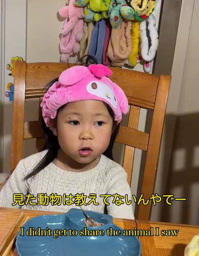 流暢な英語で楽しそうに話す6歳娘