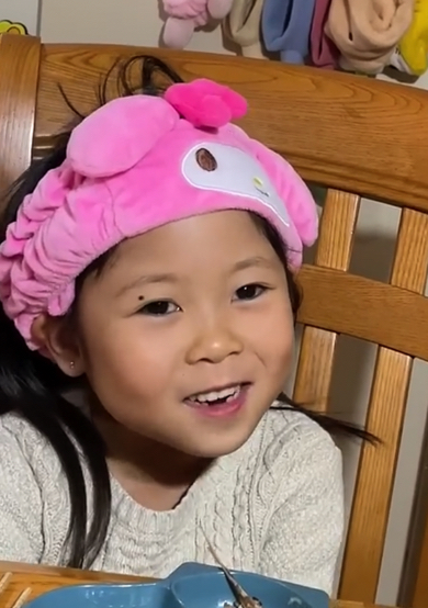 パパの英語力に呆れ顔な6歳娘