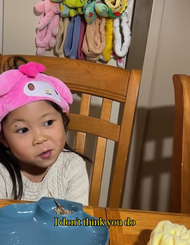 笑っているパパにお説教をする6歳娘