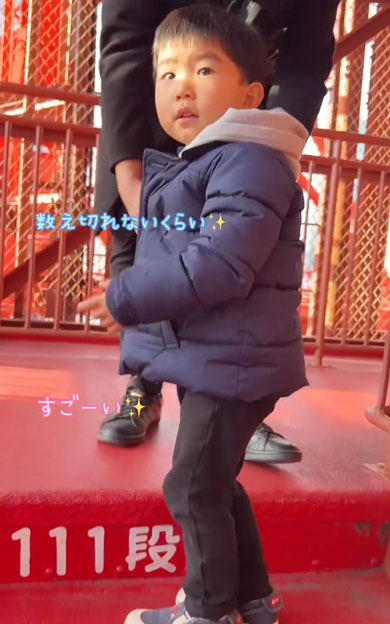 3歳の男の子が東京タワーの外階段に挑戦