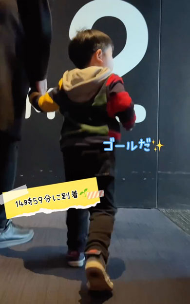 3歳の男の子が東京タワーの外階段に挑戦