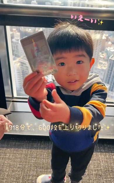 3歳の男の子が東京タワーの外階段に挑戦