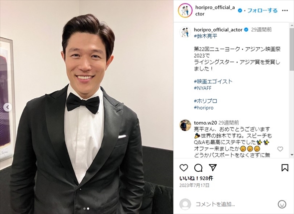 鈴木亮平のタキシード姿