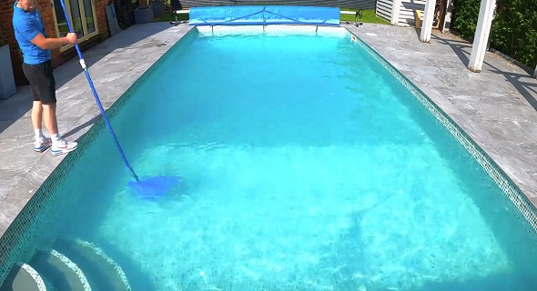 プール掃除02