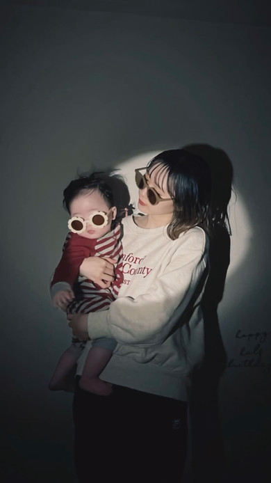 スポットライト風に撮影した赤ちゃんとママ