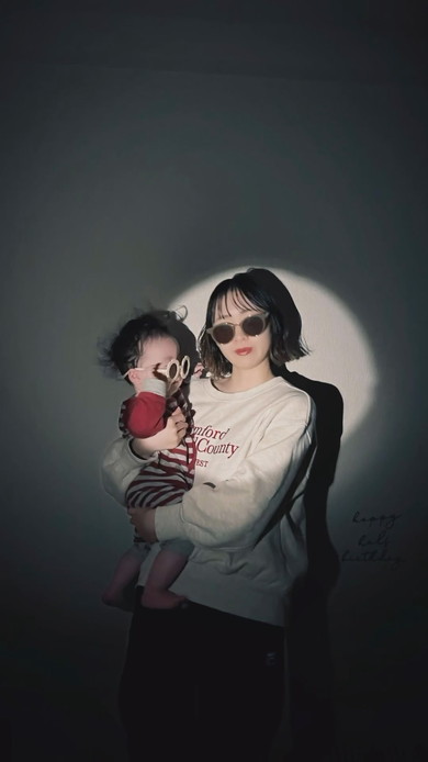 スポットライト風に撮影した赤ちゃんとママ