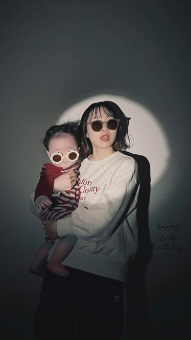 スポットライト風に撮影した赤ちゃんとママ