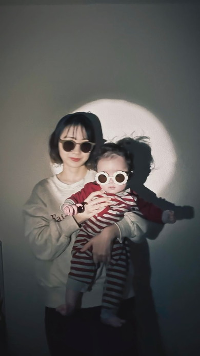 スポットライト風に撮影した赤ちゃんとママ