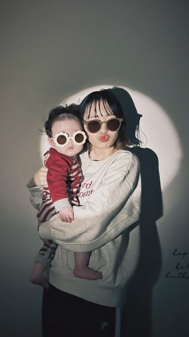 スポットライト風に撮影した赤ちゃんとママ