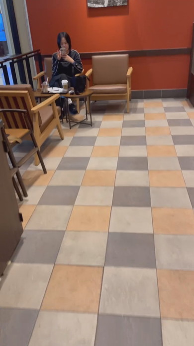 妻にサプライズプレゼントをする夫