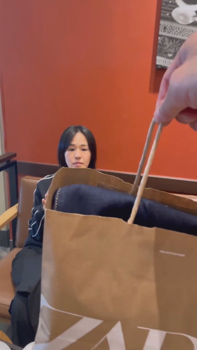 妻にサプライズプレゼントをする夫