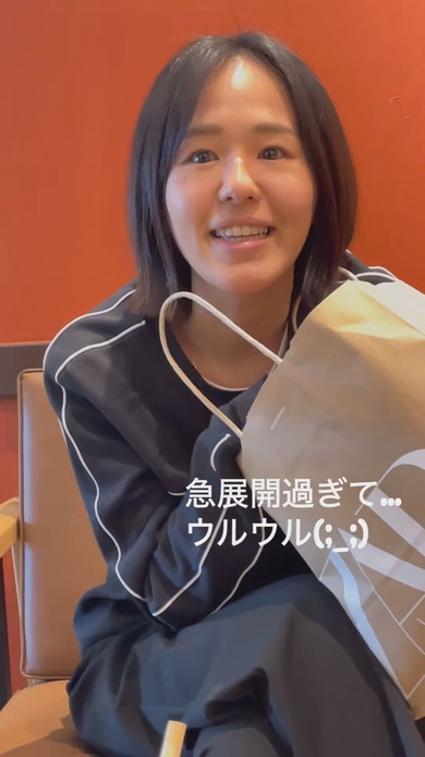 妻にサプライズプレゼントをする夫